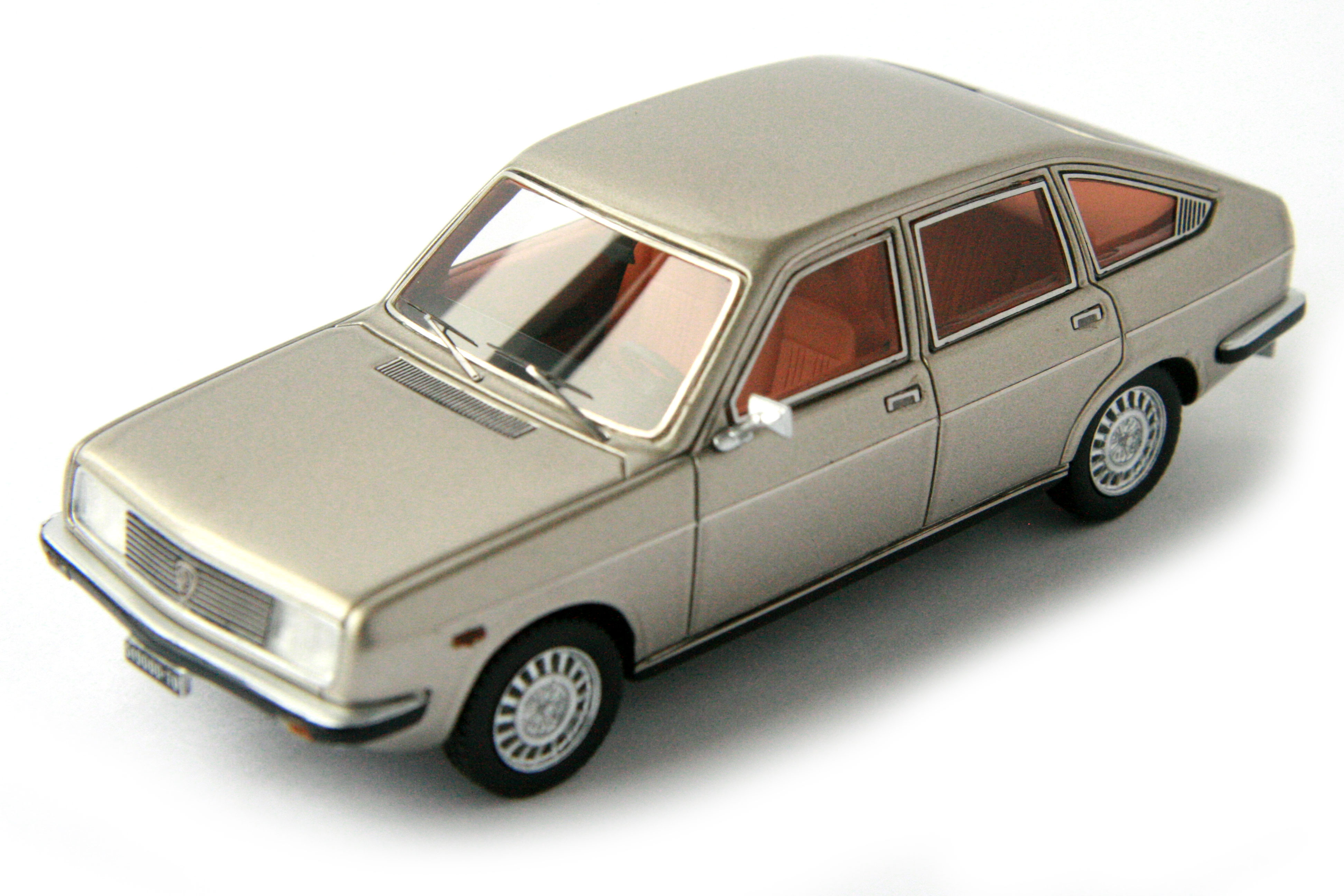 Lancia Beta Berlina 1600 serie II 1978 platino metallic 1:43