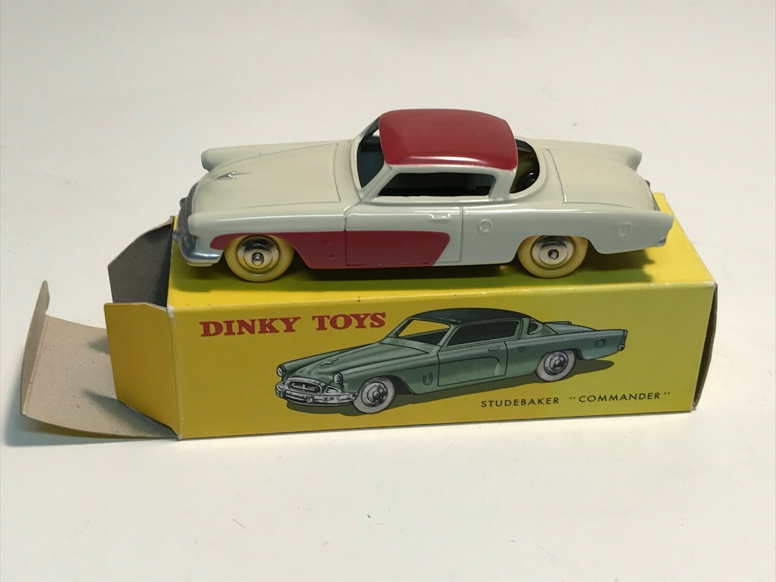 Studebaker Commander 1955 Creme/Red 1:43 - Image 2