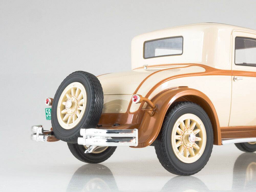 Dodge Eight DG Coupe 1931 light brown/creme 1:18 - Image 5