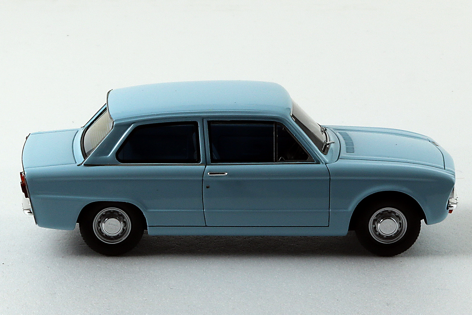 Triumph Toledo 1970 Ice Blue 1:43 - Image 5