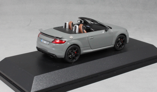Audi TT RS roadster Nardo Grey 1:43 - Image 2