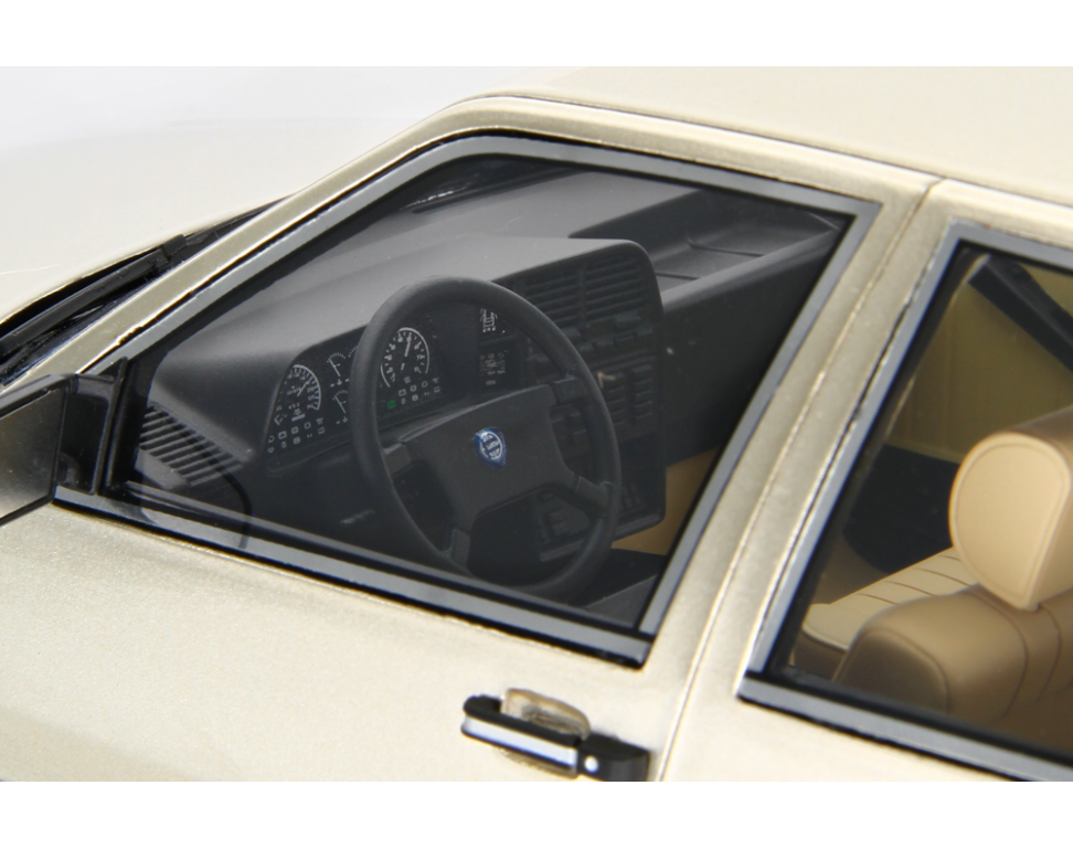 Lancia Thema 2.0 i.e. Turbo 1984 Platino metallic 1:18 - Image 5