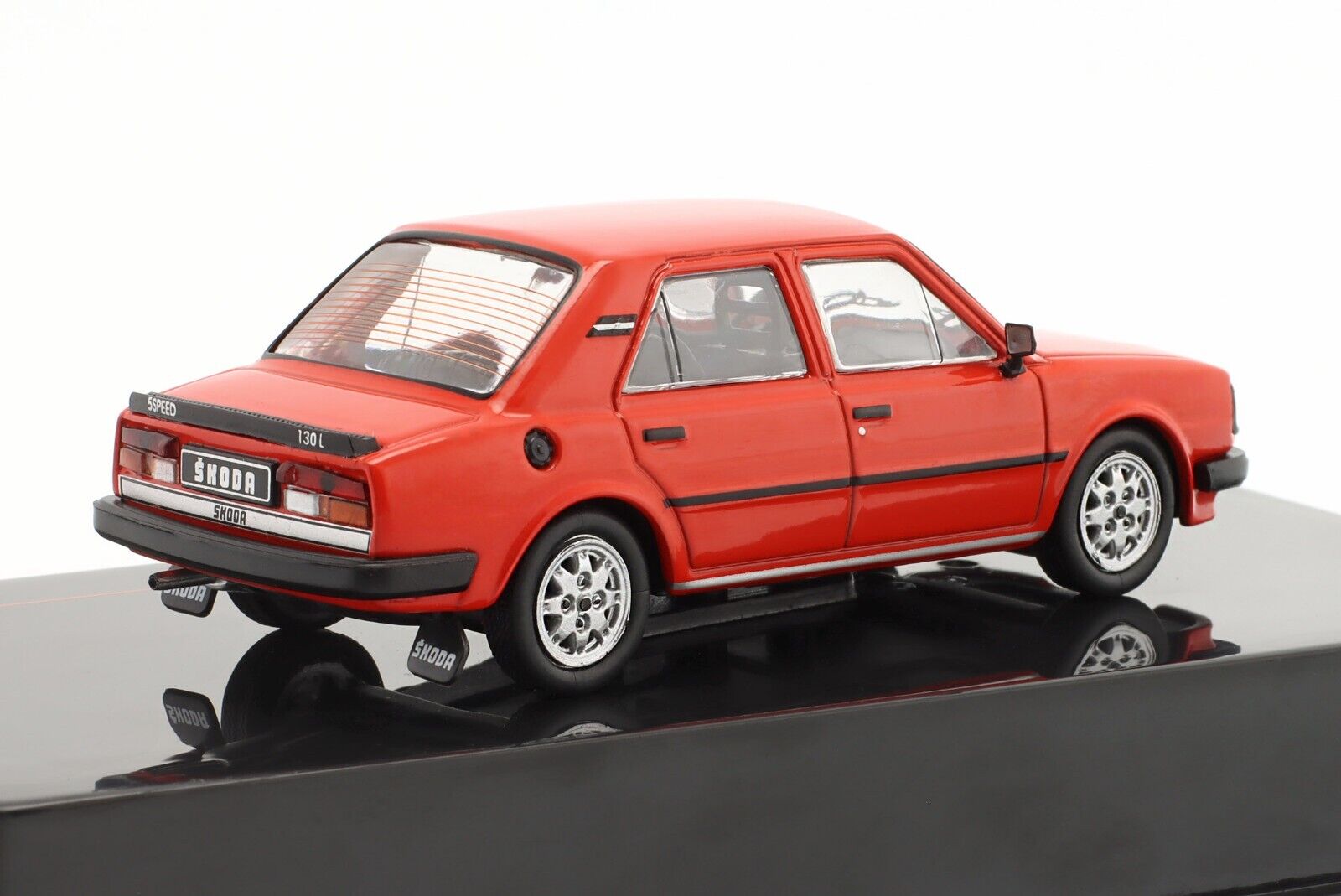 Skoda 130 L 1988 red 1:43 - Image 3