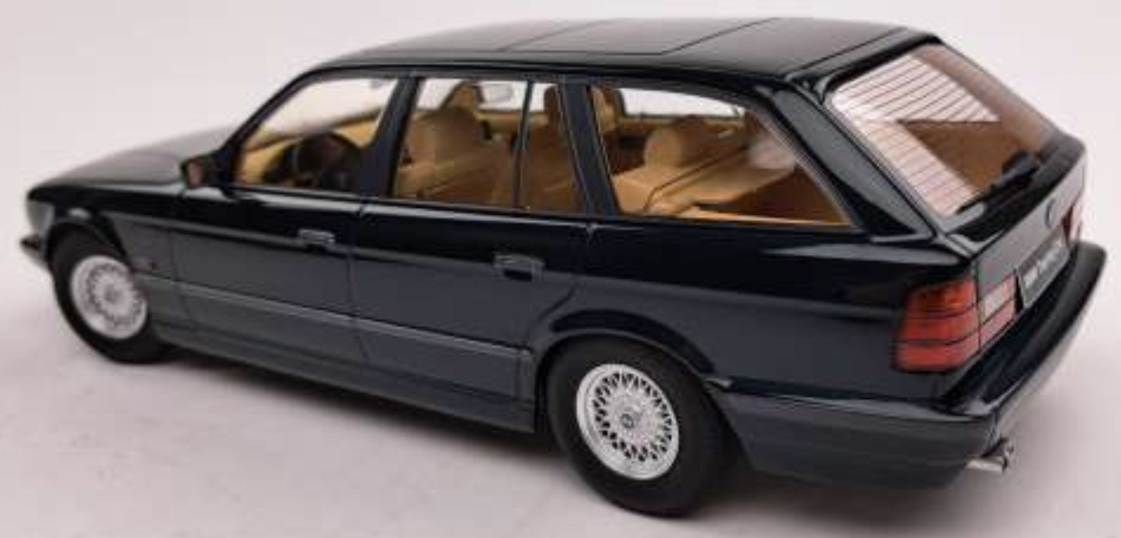 BMW 5-Series Touring E34 1996 Oxford green metallic 1:18 - Image 2