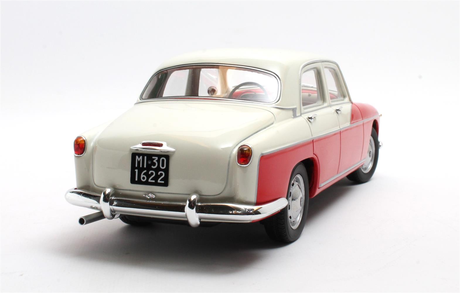 Alfa Romeo 1900 Super Berlina 1958 white over red 1:18 - Image 2