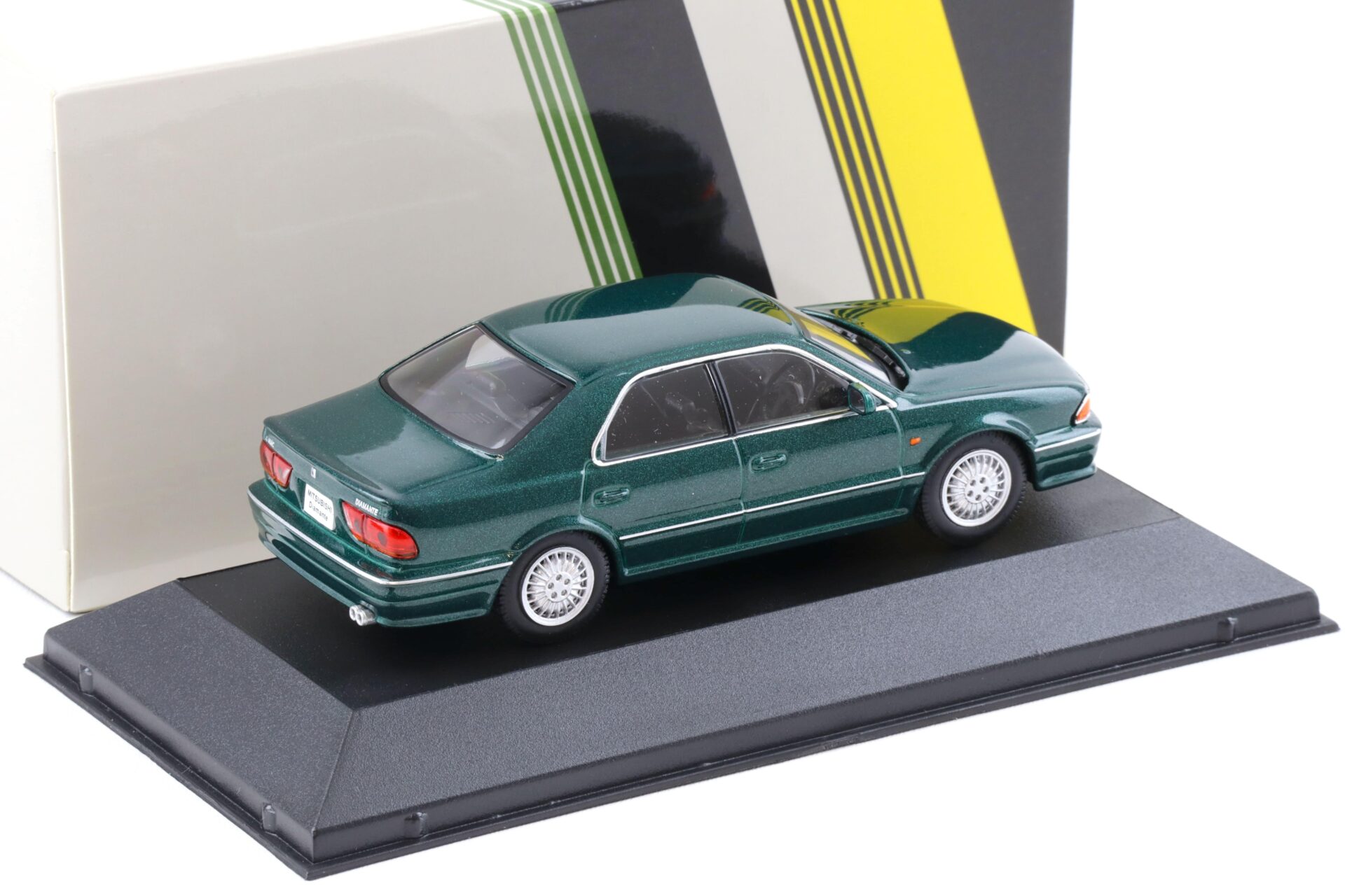 Mitsubishi Diamante 1990 green 1:43 - Image 2