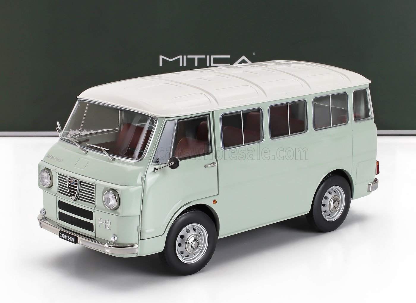 Alfa Romeo F12 minibus 1e serie 1967 light green/ivory 1:18