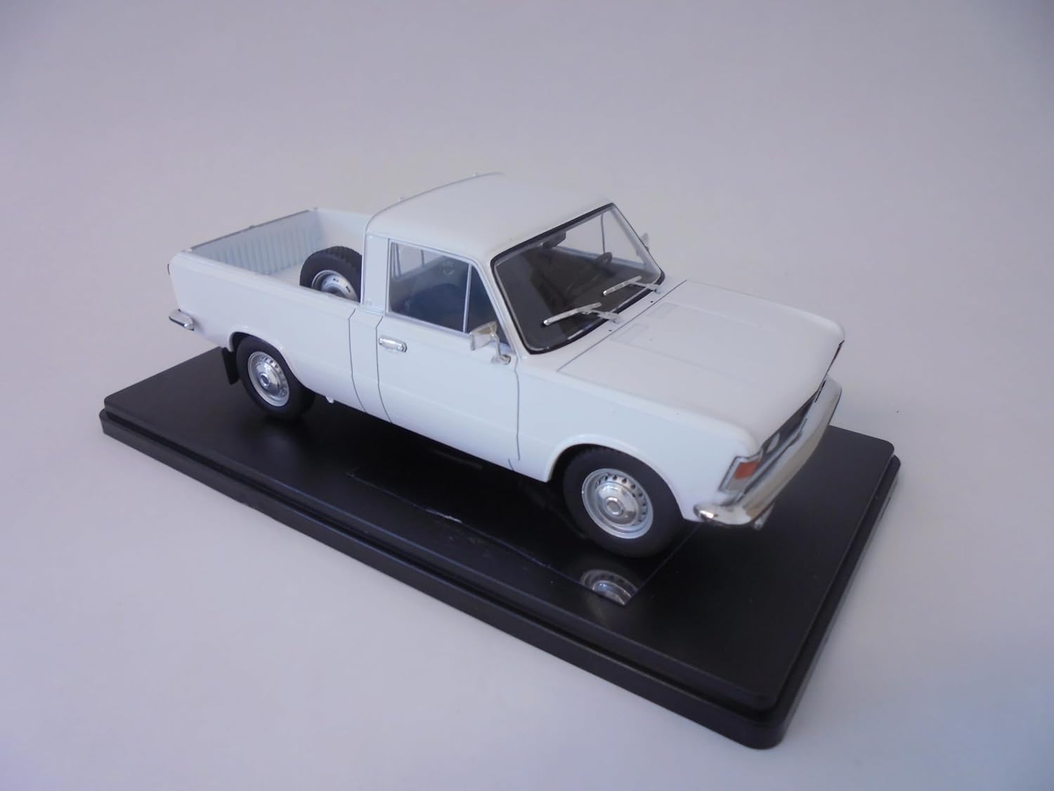 FSO Polski Fiat 125P pick-up 1975 white 1:24 - Image 2