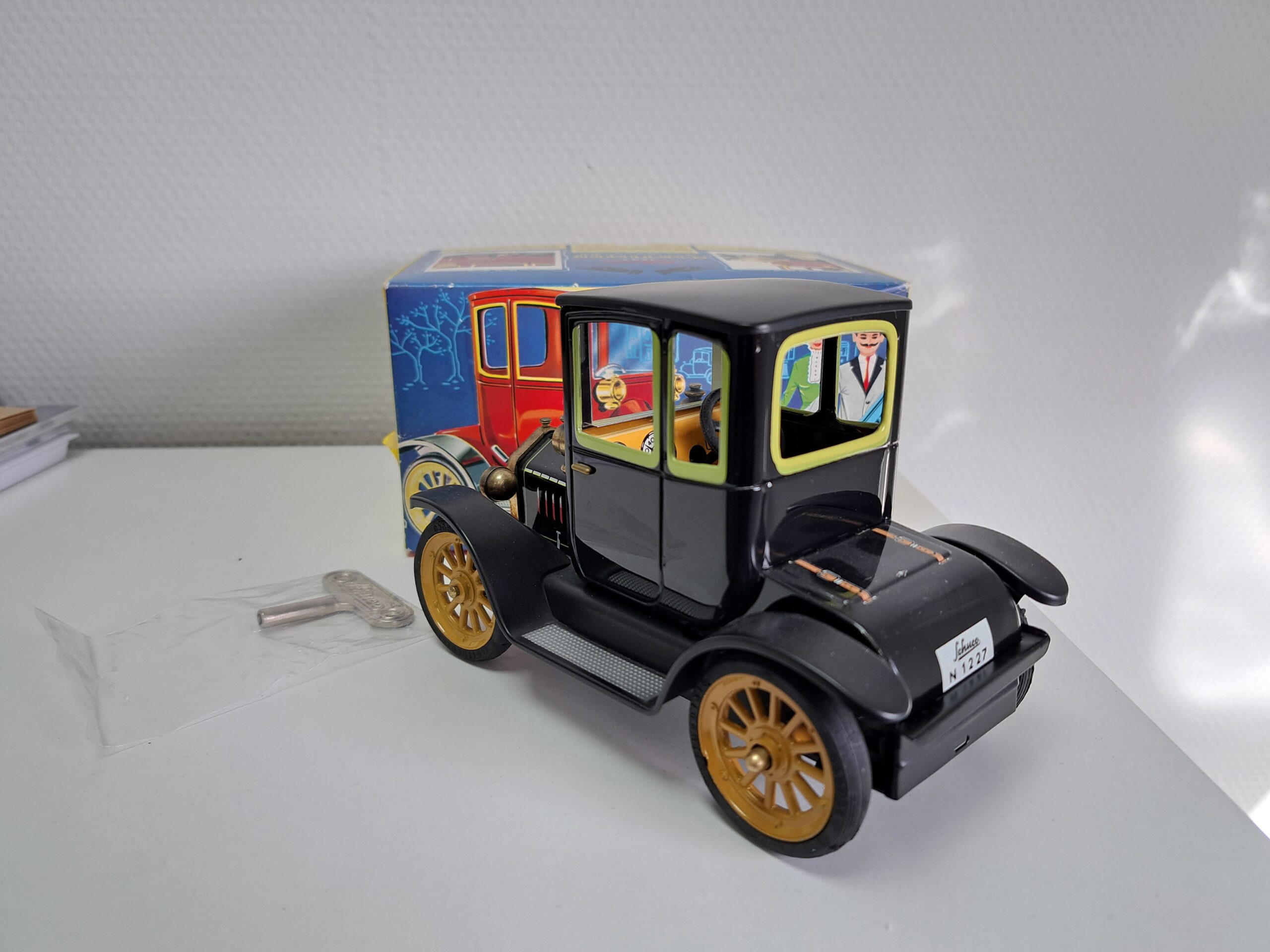 Alternative view of Ford Coupe T 1917 Tin Lizzy black (Sondermodell Schuco)