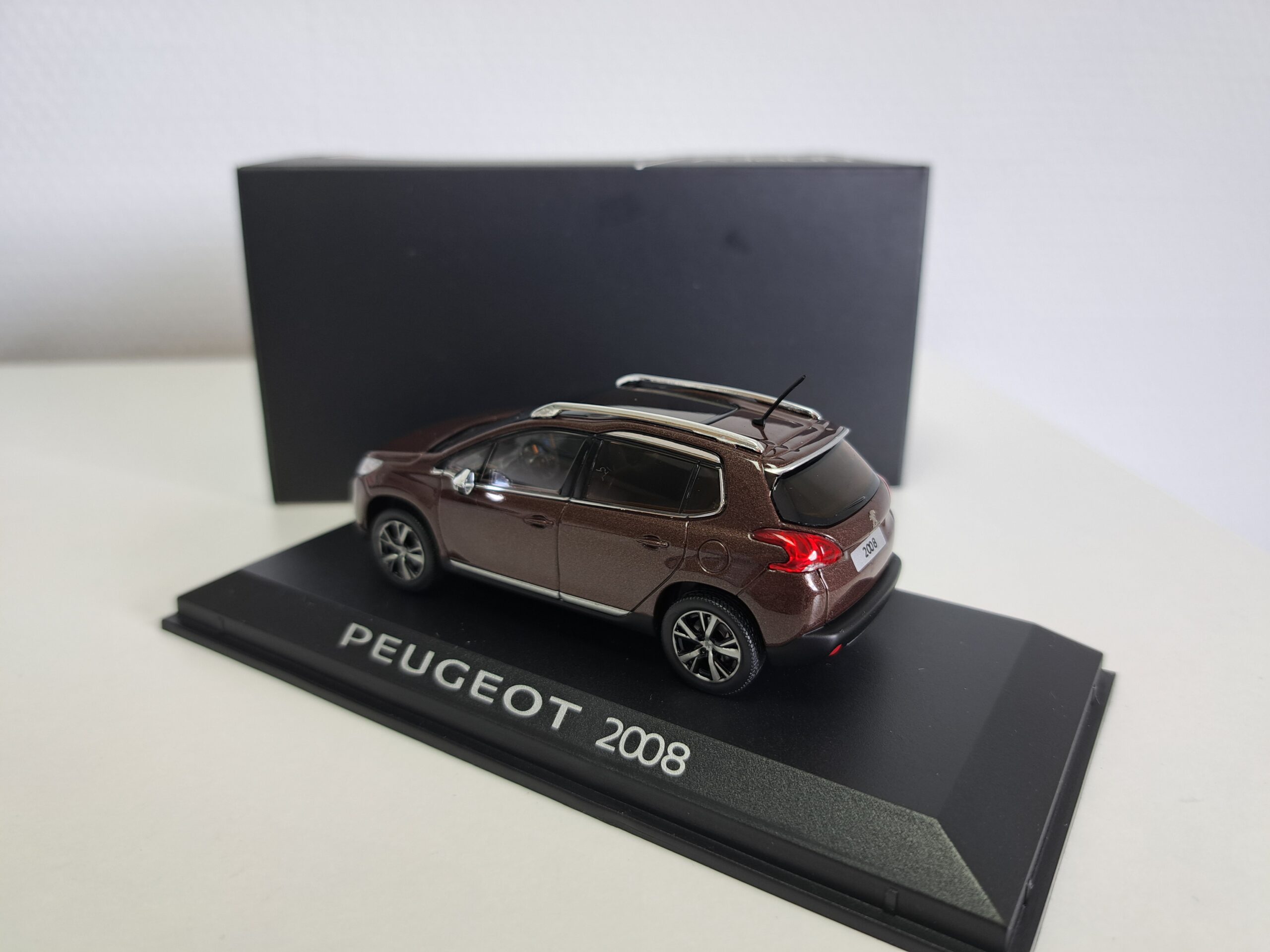 Alternative view of Peugeot 2008 2013 Makaha brown  1:43