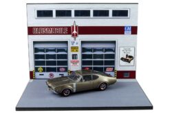 Alternative view of Oldsmobile diorama garage  1:43