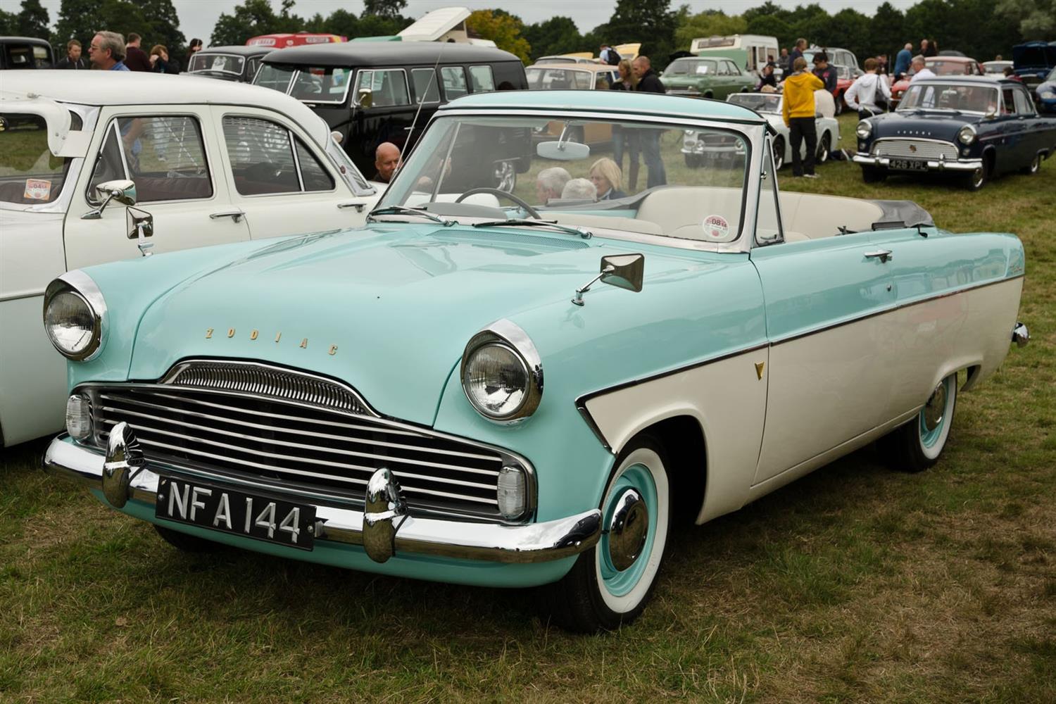 Ford Zodiac MK II 206E Convertible by Carbodies 1958-1962 turqoise/white 1:43 - Image 5