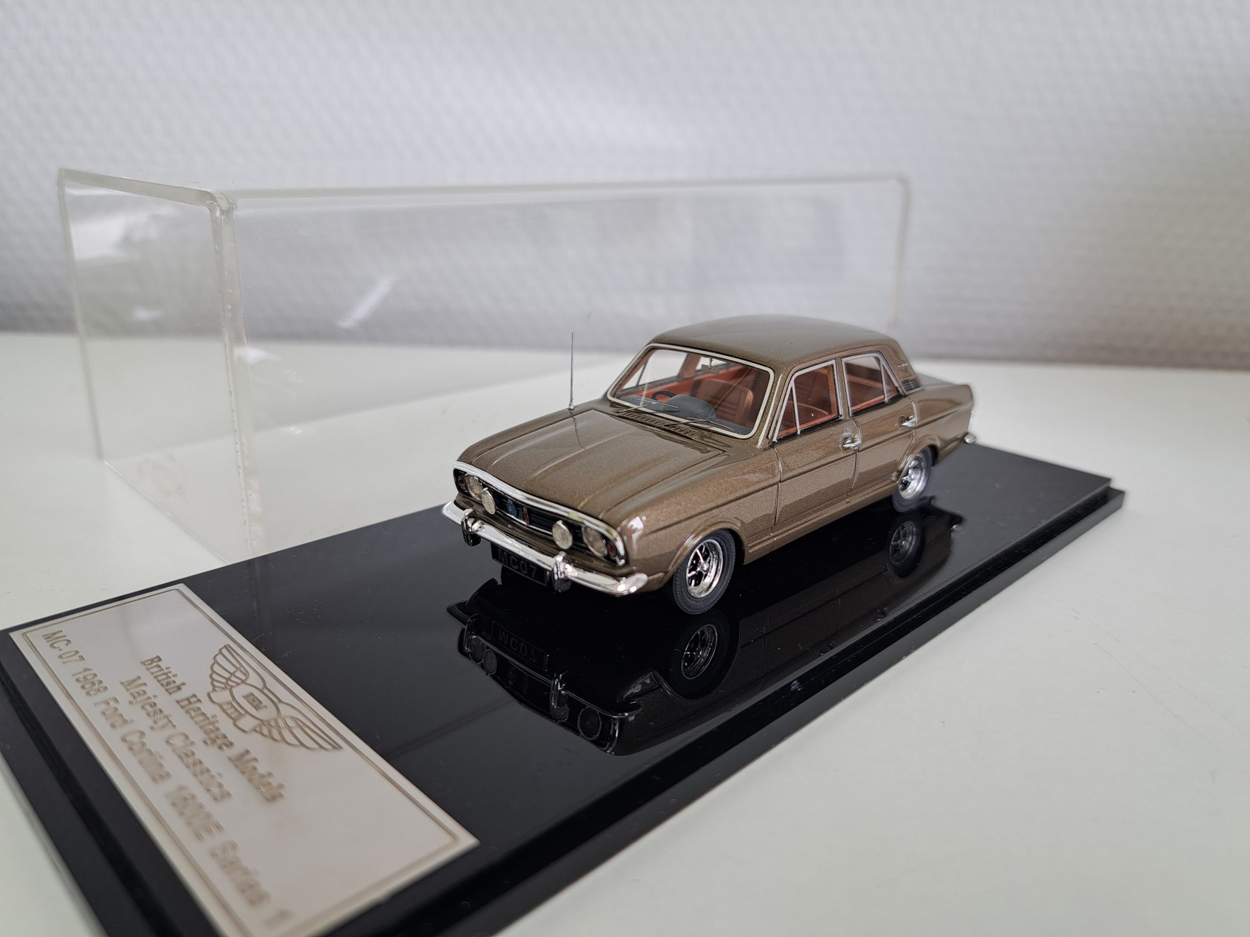 Ford Cortina 1600E Series 1 1968 gold 1:43