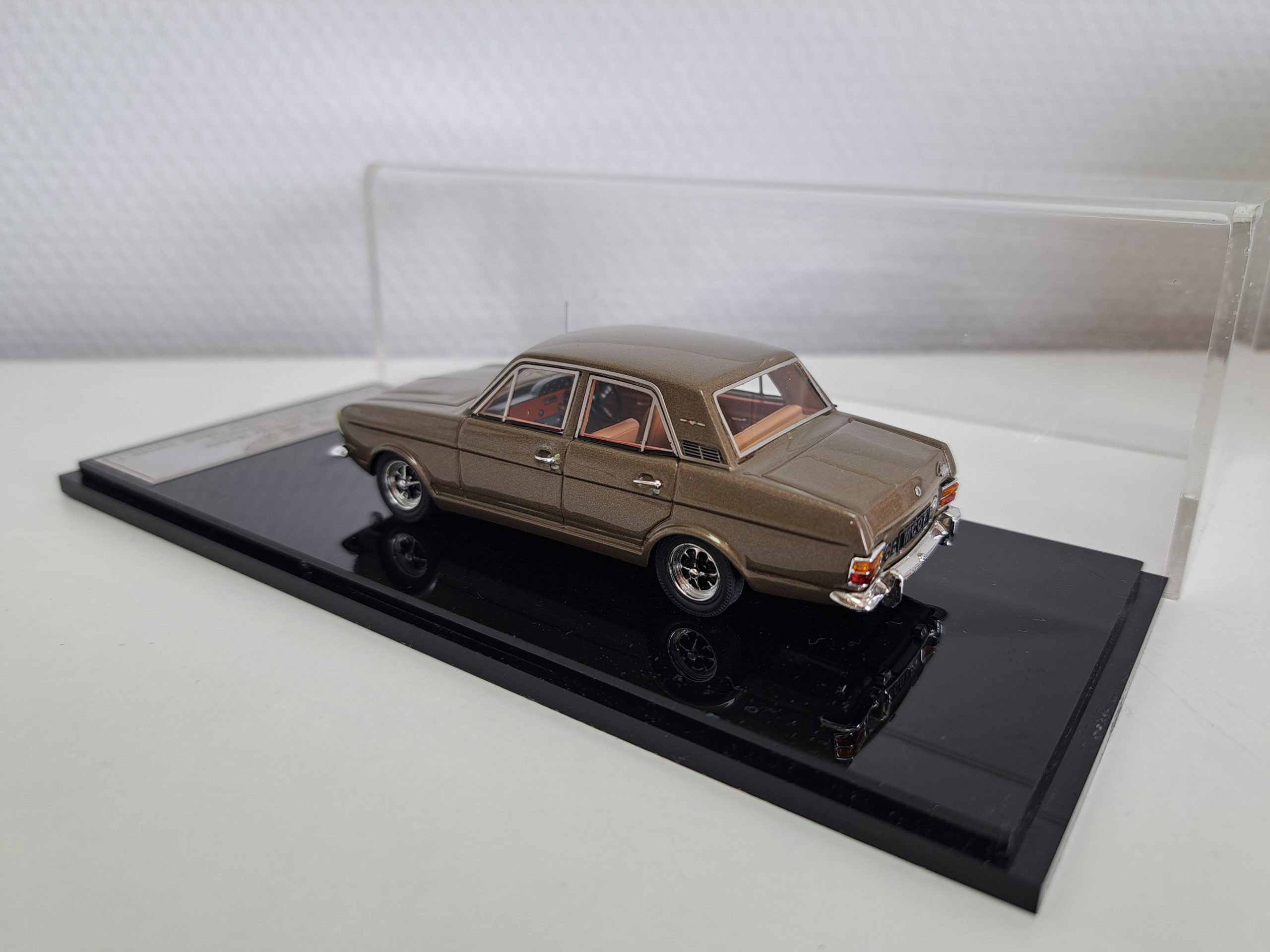 Ford Cortina 1600E Series 1 1968 gold 1:43 - Image 2
