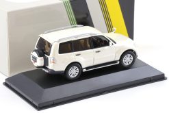 Alternative view of Mitsubishi Pajero 4WD 2010 white 1:43