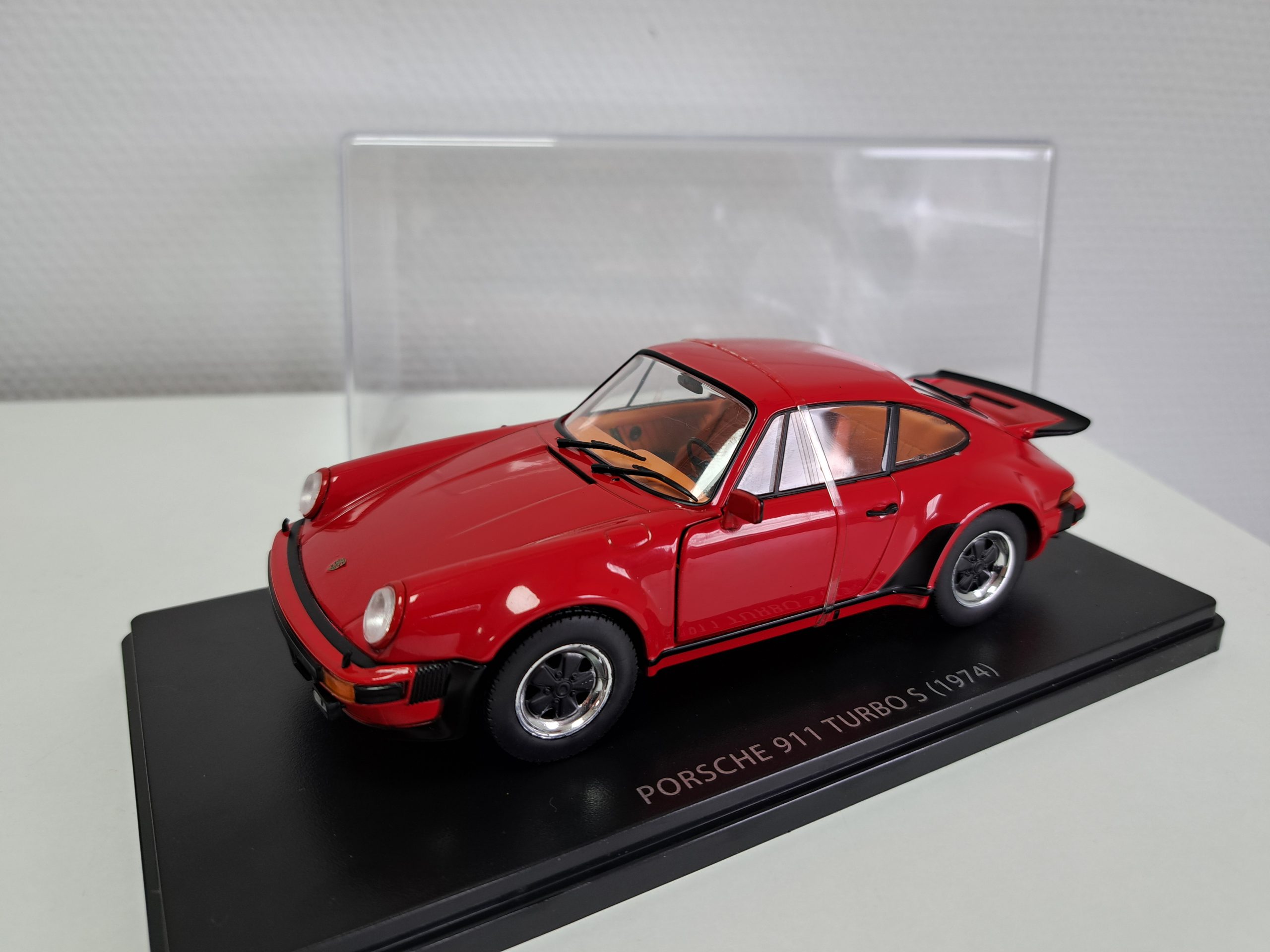 Porsche 911 Turbo S 1974 red 1:24