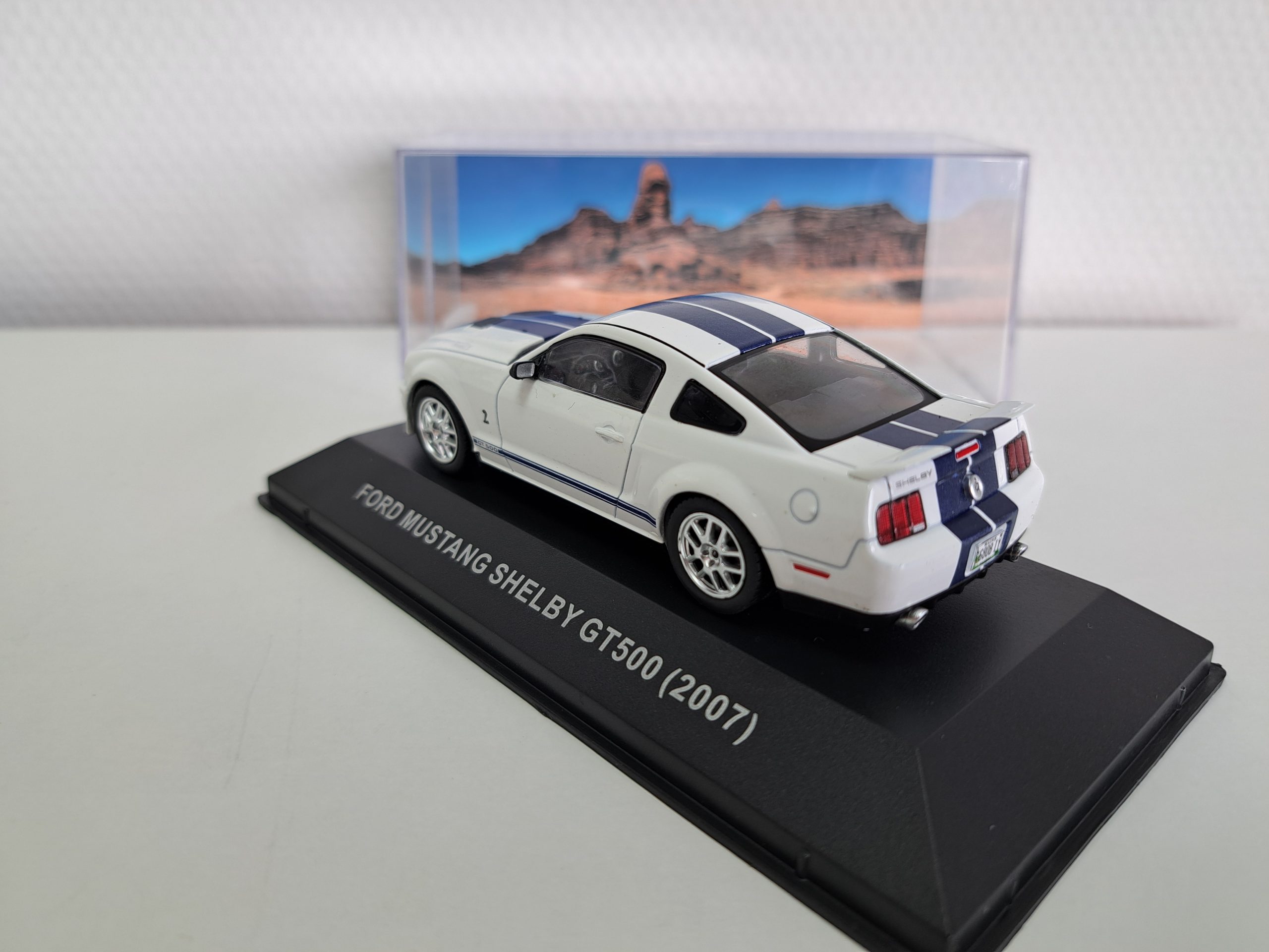 Ford Mustang Shelby GT500 2007 white/blue stripes 1:43 - Image 2